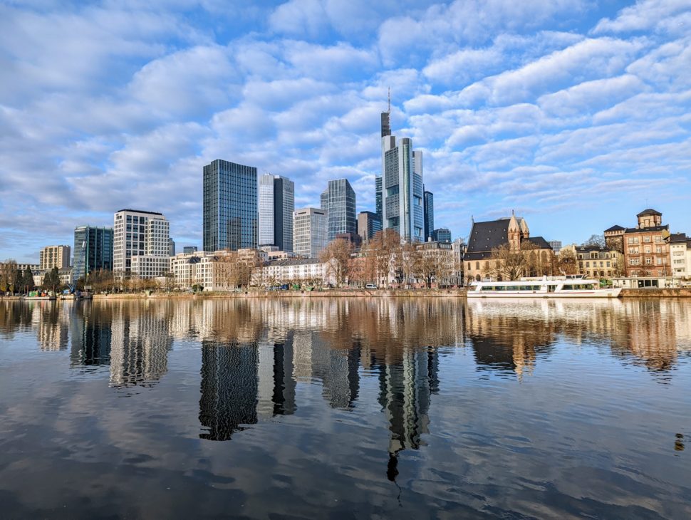 La skyline de Francfort de l'une des rives du Main